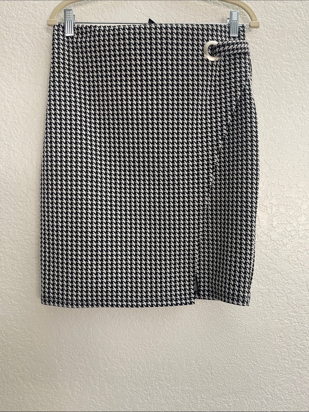 Forever 21 Black and White Houndstooth Pencil Skirt with Ring Detail